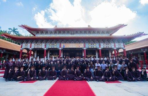 張市長、貴賓們與學子在桃園市孔廟合照