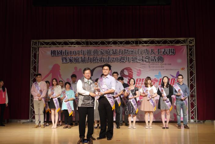 市長頒發醫療衛生人員獎獲獎者為台北榮民總醫院桃園分院張至恒心理師