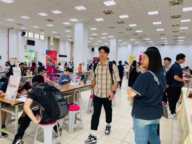徵才活動民眾面試情形