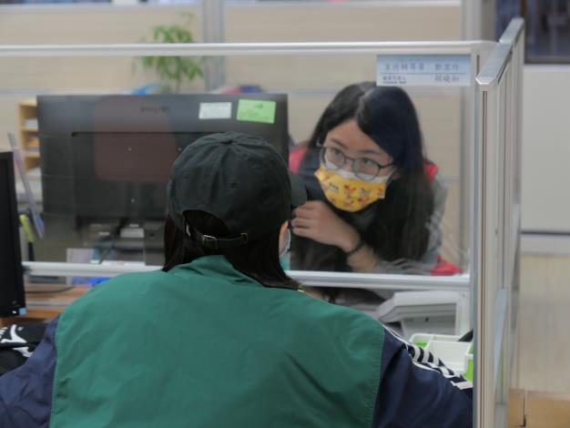 民眾至臨櫃諮詢婦女再就業獎勵金事宜