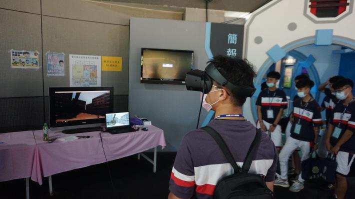 同學實際操作VR體驗職安重要性
