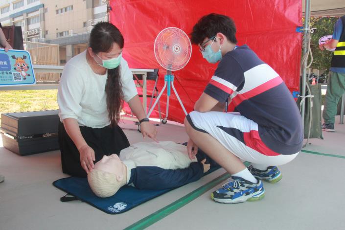 同學現場學習如何操作CPR