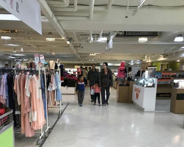 圖一、大江購物中心停車場卸貨區違規供賣場使用稽查照片