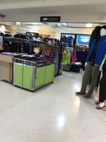 圖二、大江購物中心停車場卸貨區違規供賣場使用稽查照片