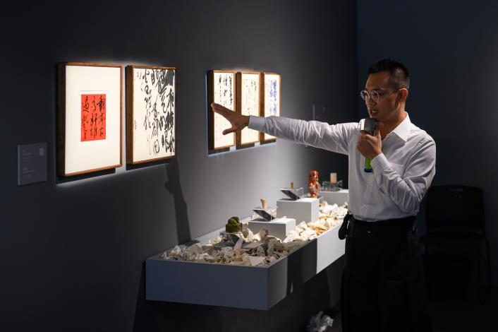 15 -「吐了一地的字－文字反芻後的書寫意義．張天健作品展」貴賓導覽照