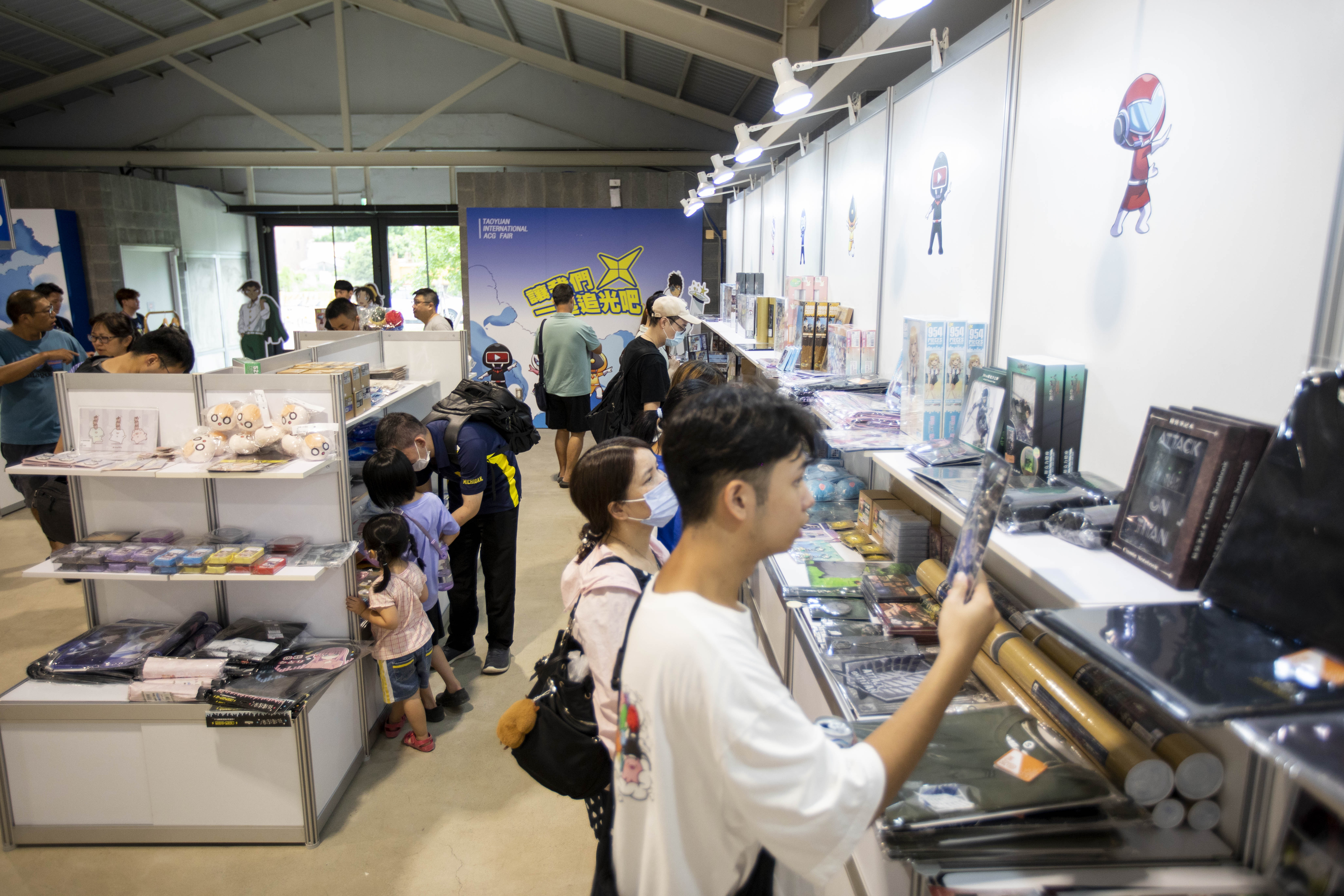 桃園國際動漫大展14倉「遊戲區」有VR遊戲、販售動漫周邊和漫畫書，成為親子最愛逛的展區之一！(2)