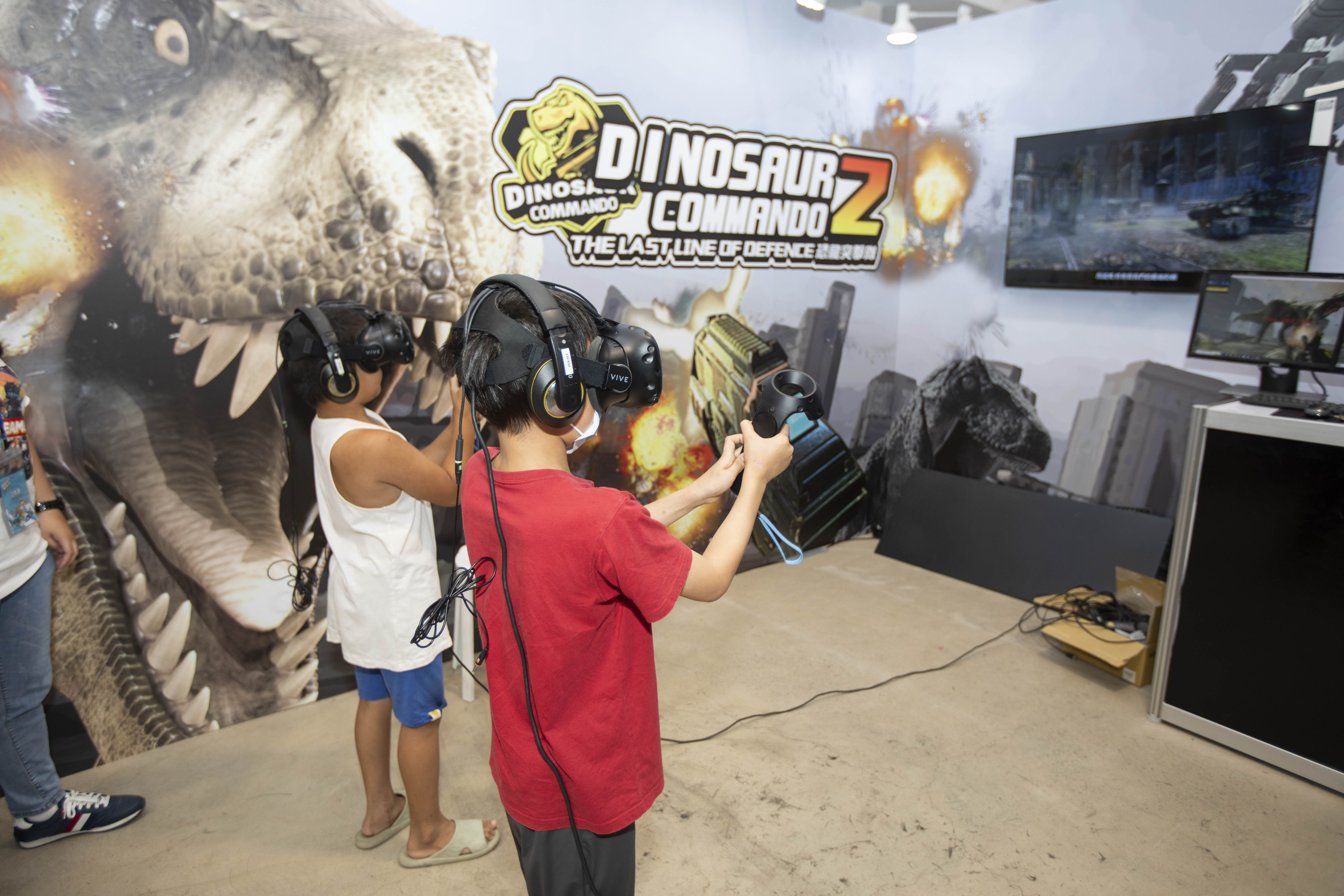 桃園國際動漫大展14倉「遊戲區」有VR遊戲、販售動漫周邊和漫畫書成為親子最愛逛的展區之一！(1)