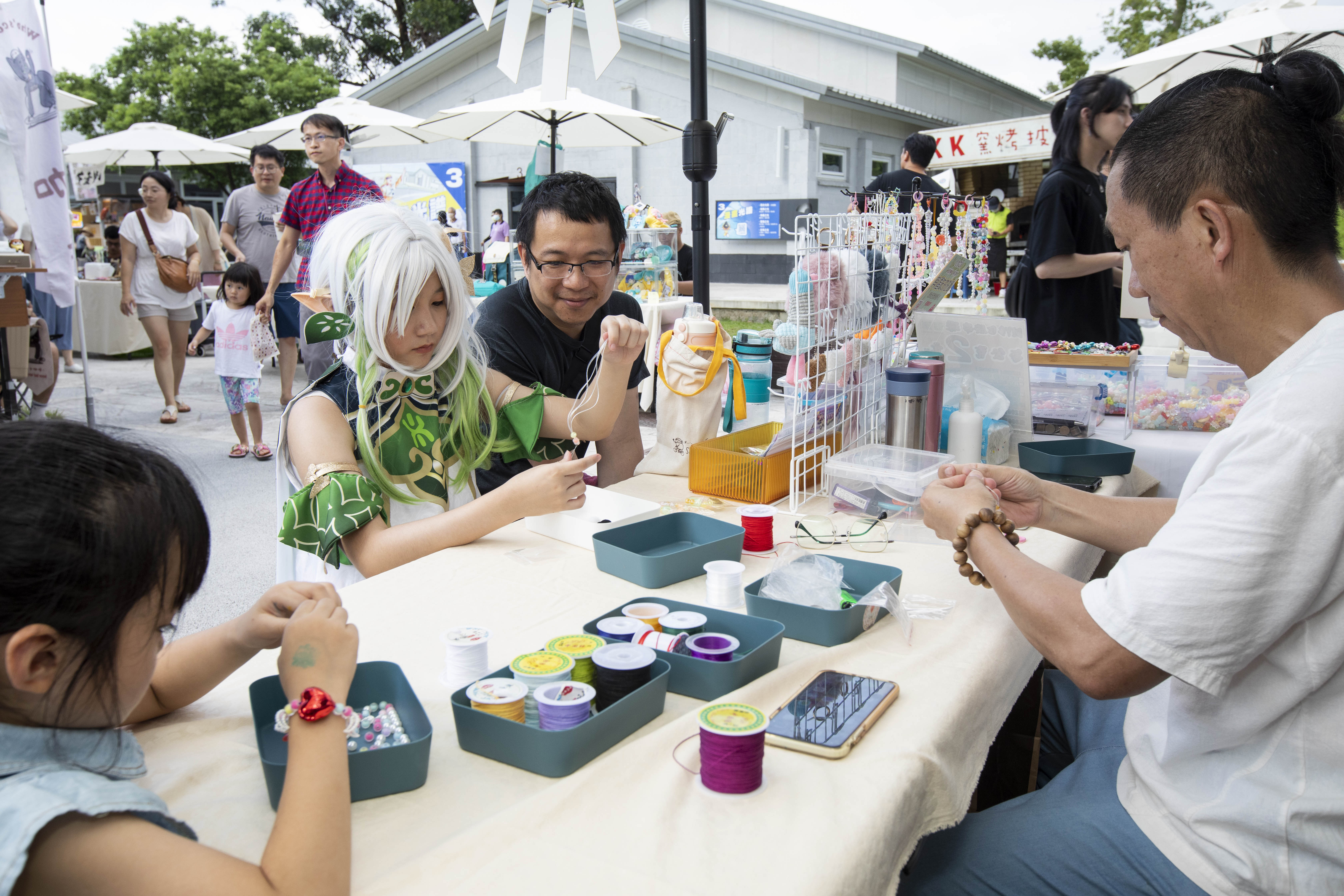 動漫展期間各式動漫市集、美食攤車讓週末假日的中原文創園區熱鬧非凡！(3)