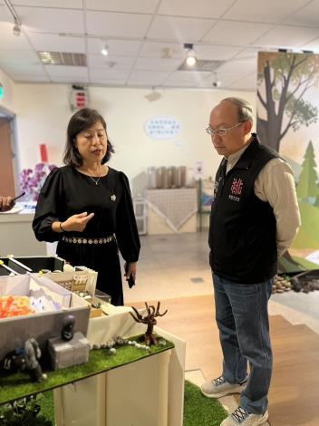 學藝員向桃園市政府文化局邱正生局長導覽成果展