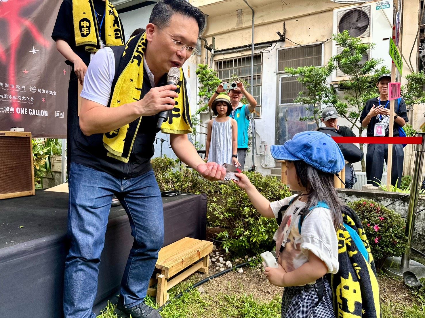 蘇副市長於壢嗨季和現場小朋友互動
