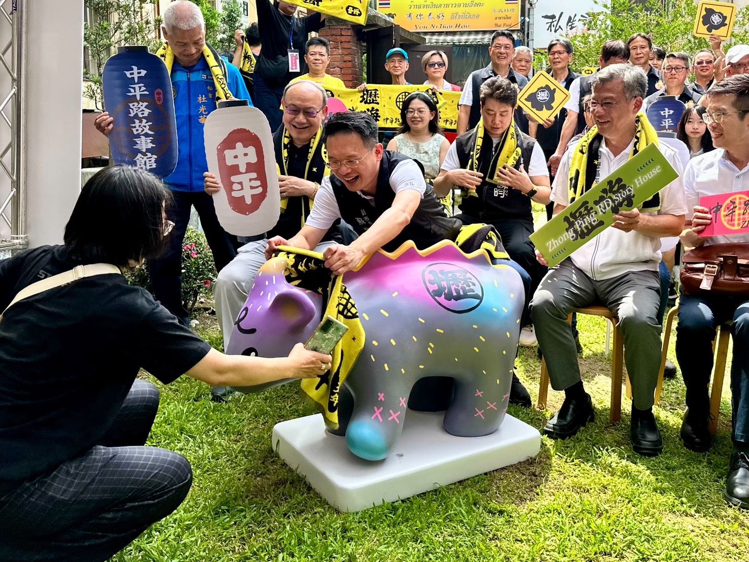 蘇副市長幫中壢獸披上壢嗨季浴巾