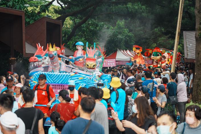 民眾爭相拍照打卡，藝閣踩街現場魅力無法擋_0