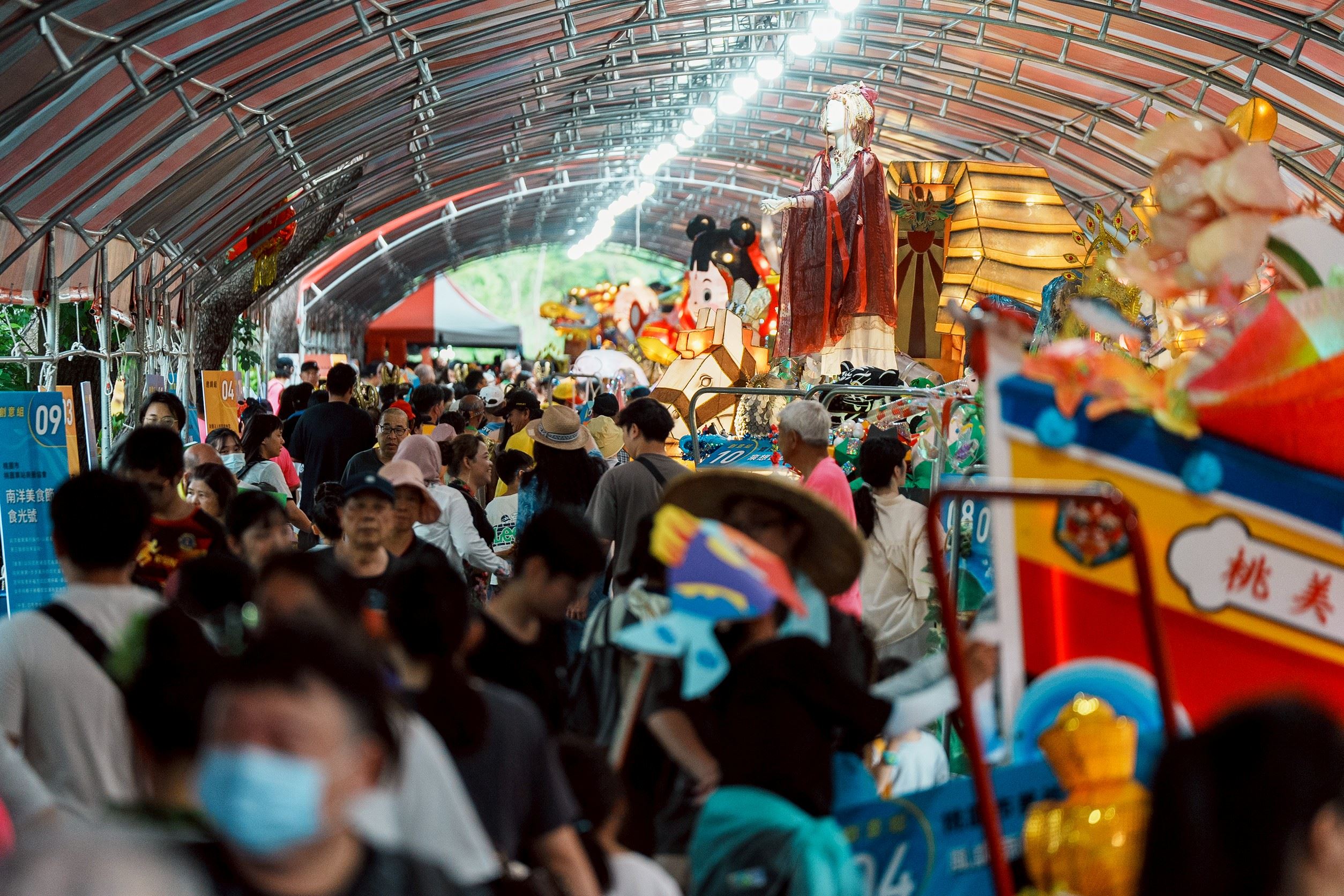 踩街活動尚未開始,民眾搶先湧入圍觀藝閣車,現場熱鬧非凡!_0