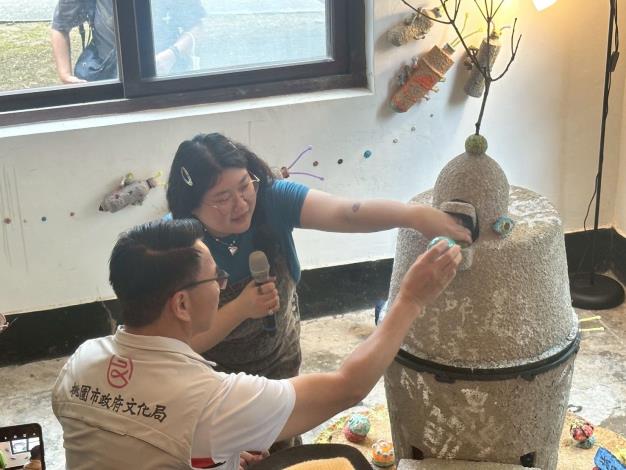 唐副局長連成與藝術家韓昀庭操作互動裝置藝術