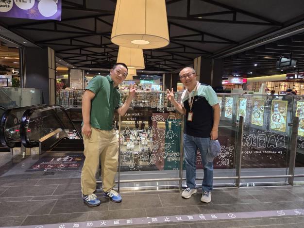 藝術家大石曉規與局長合照1