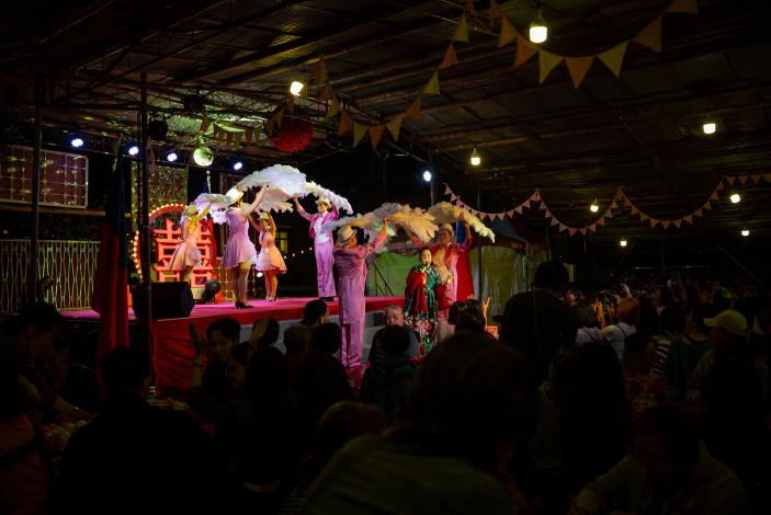 《一村喜事-中秋樂桃桃》在馬幼藝所的眷村戶外實景演出，恍如進入時光隧道，歡迎觀眾穿著七0年代服裝來看戲。