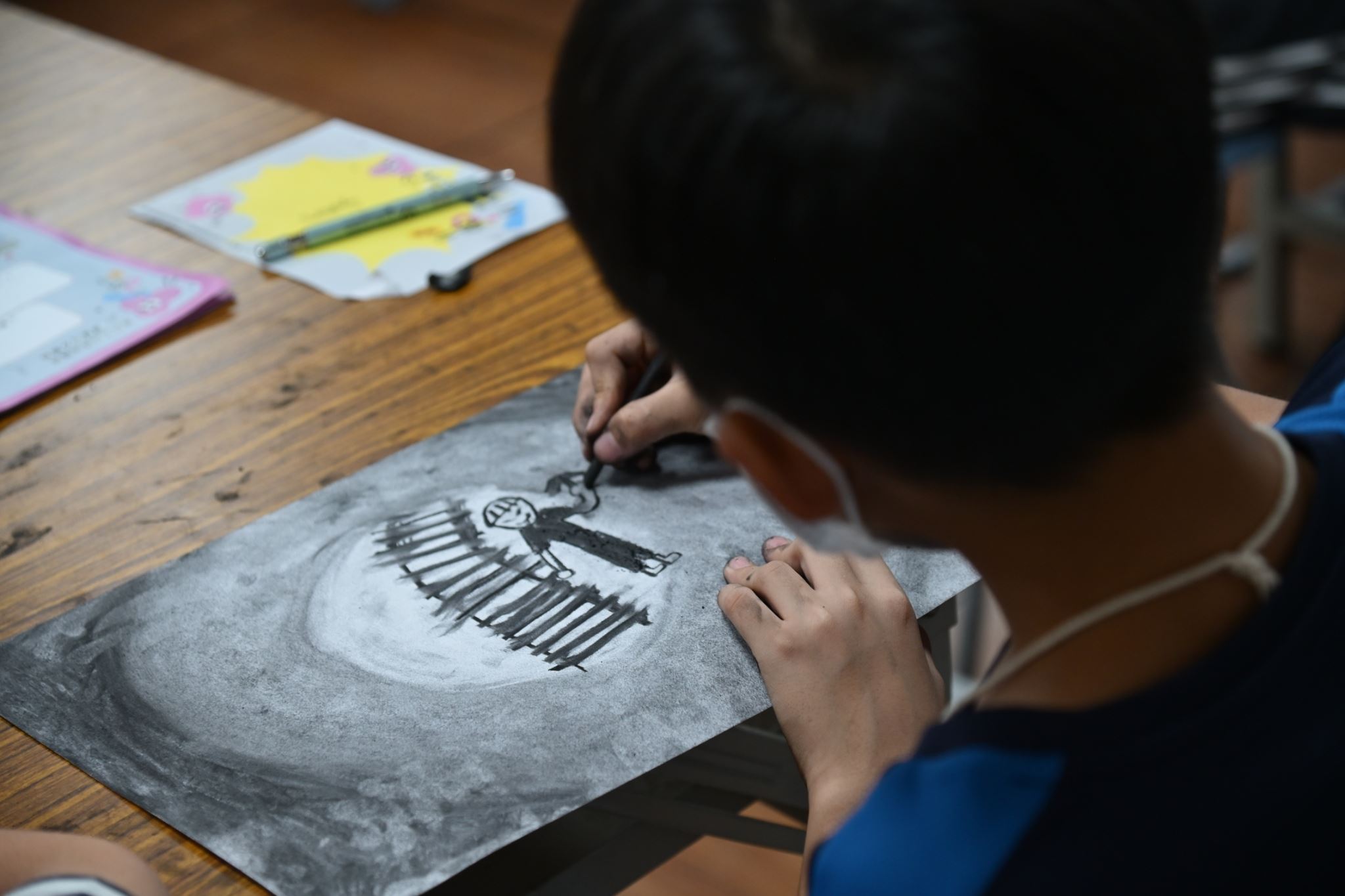 利用炭筆把畫出煤礦生活