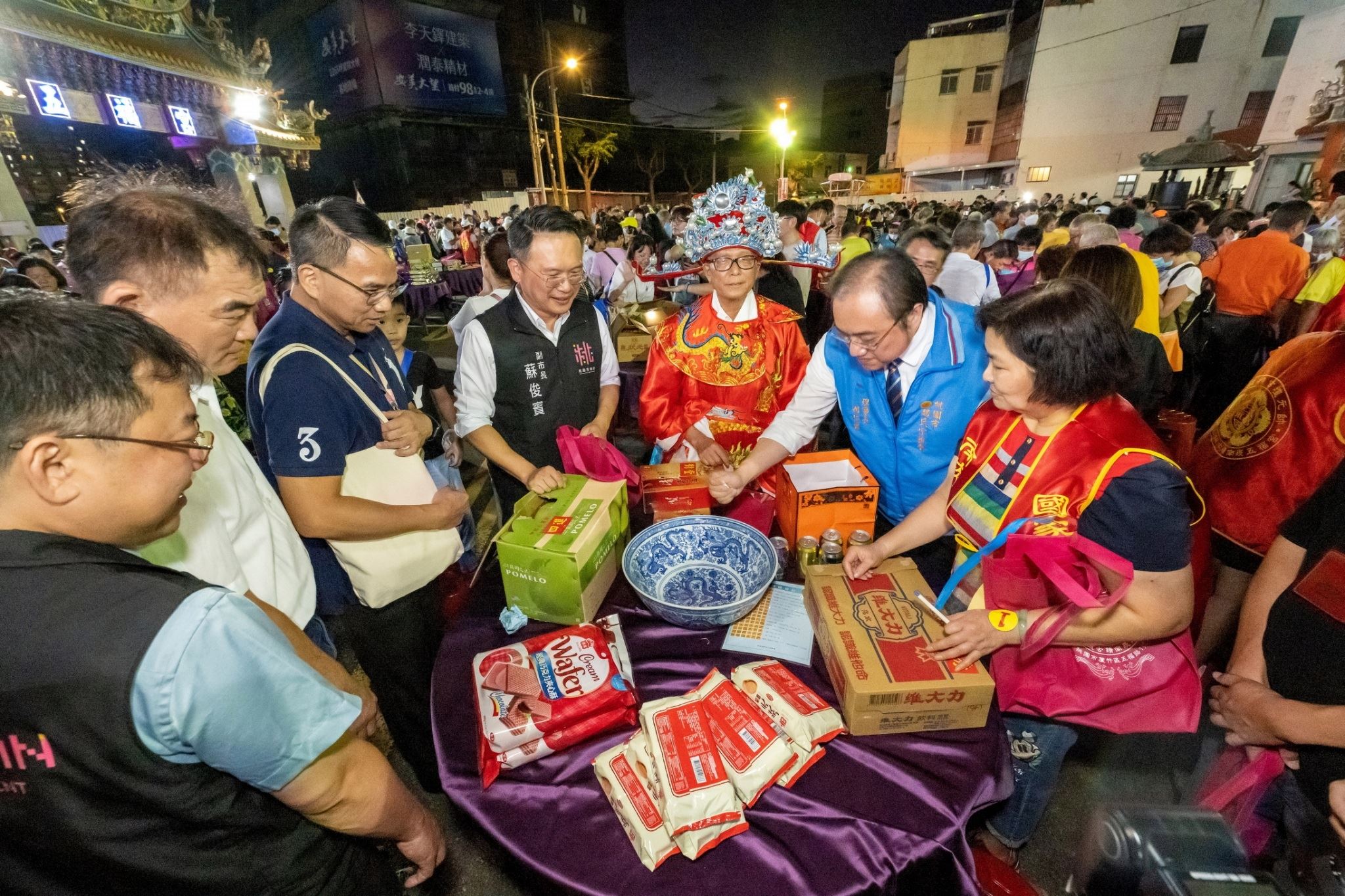 南崁五福宮第十三屆中秋博餅狀元王 博餅互動 相片提供：南崁五福宮