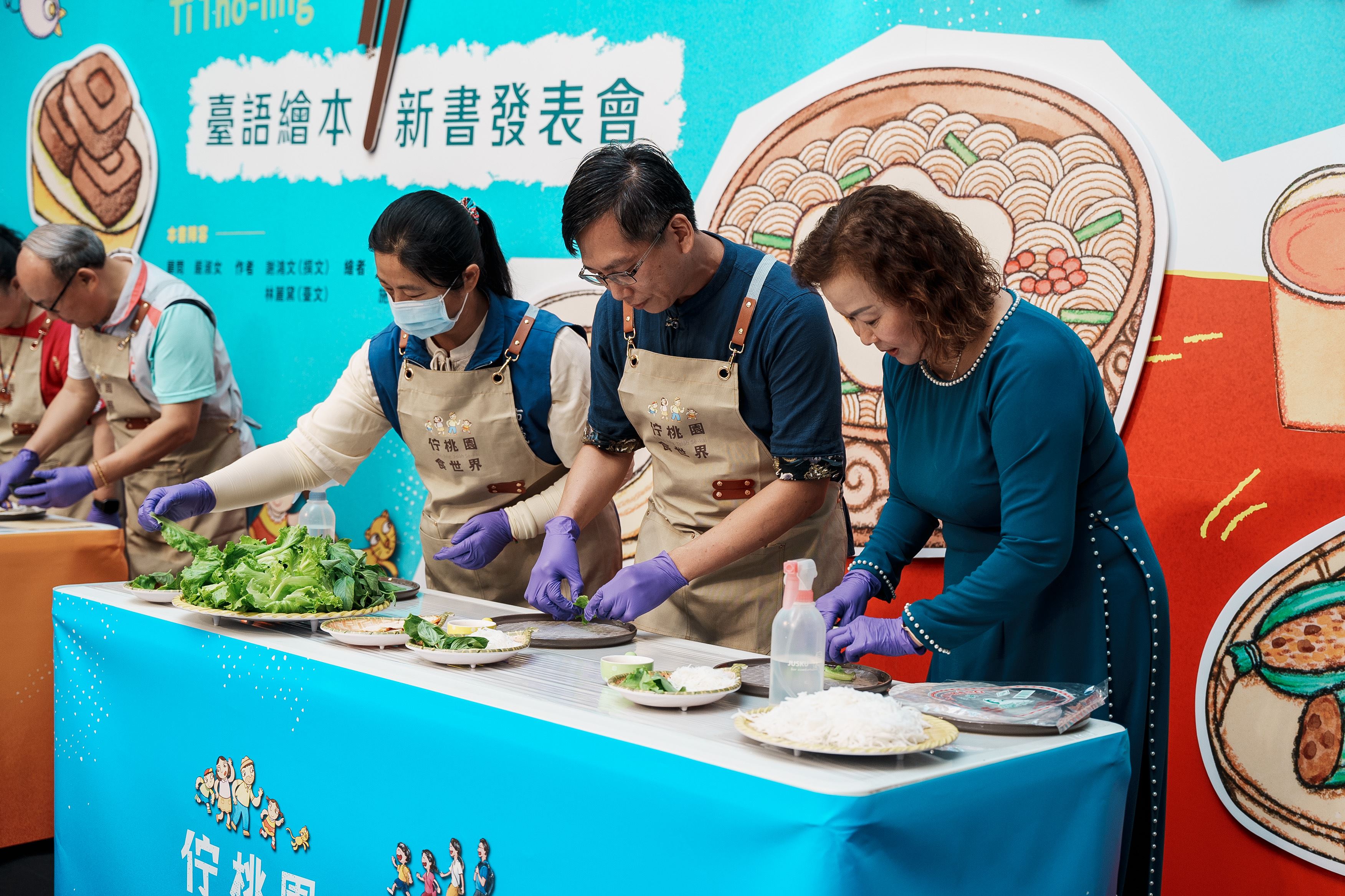  (左起) 陳美梅議員、謝鴻文老師、越南生春捲老闆手做越南生春捲