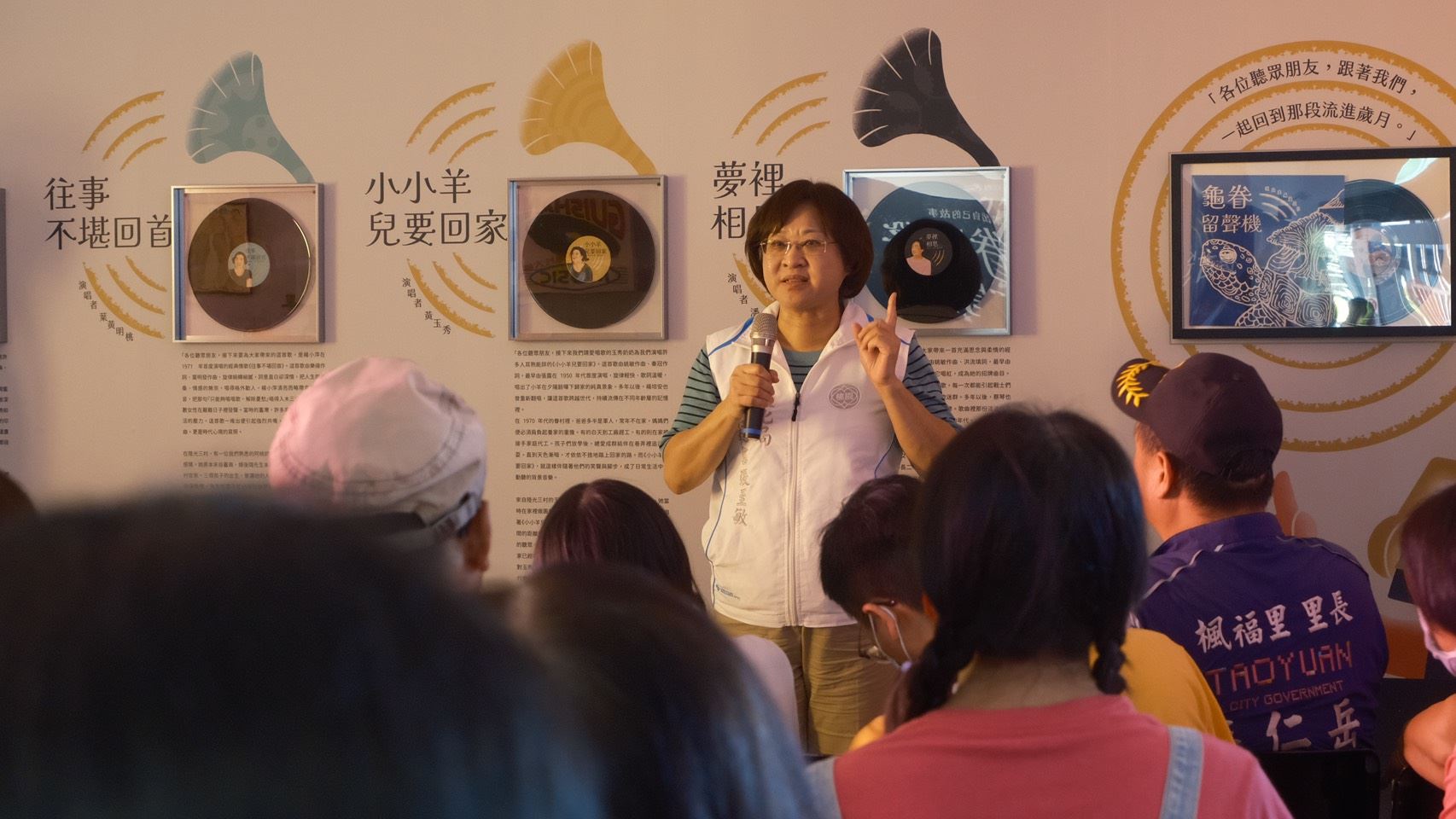 桃園市政府文化局張至敏主任秘書為《龜眷長輩圖》徵件比賽進行頒獎。