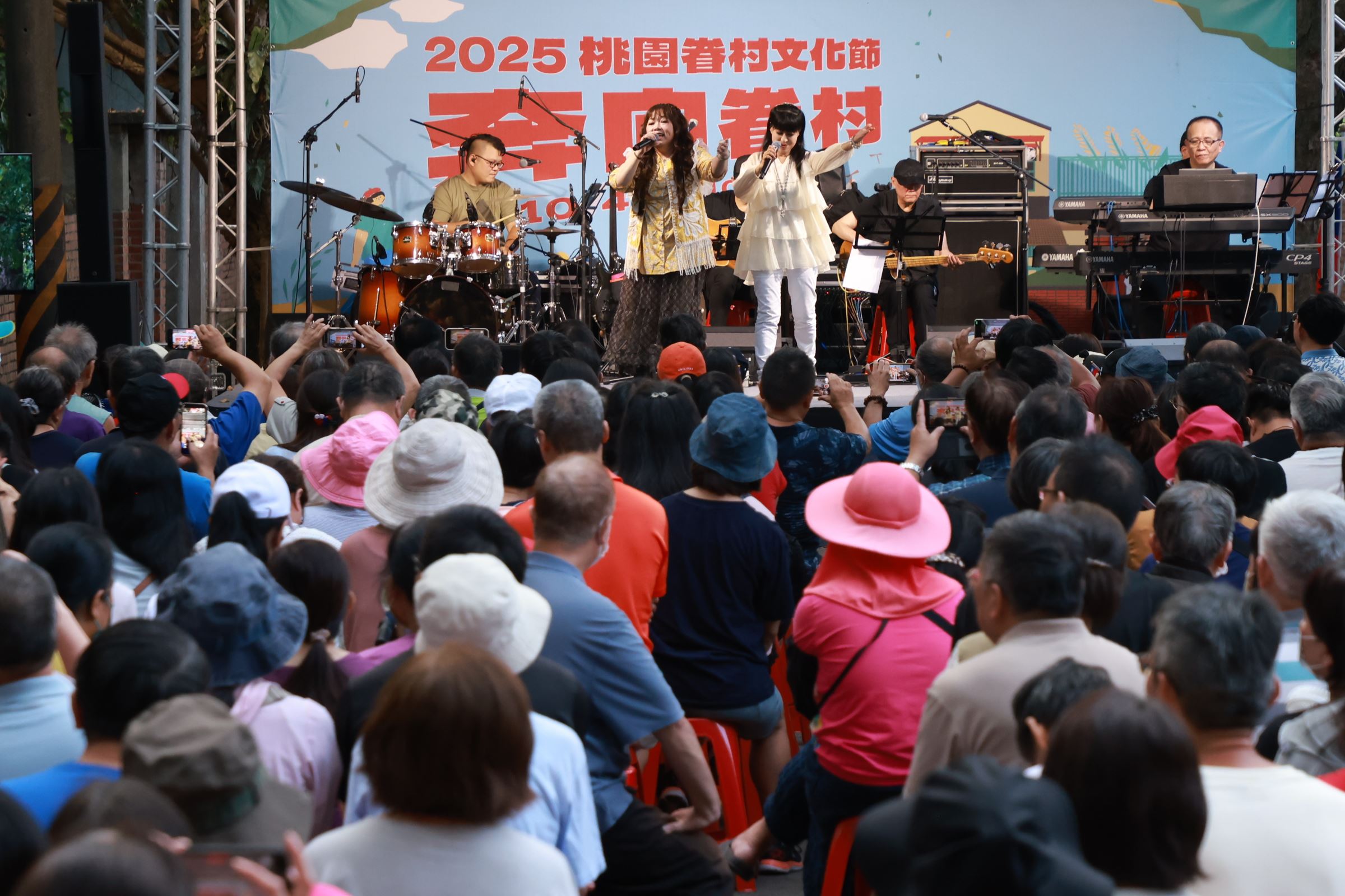 「光陰有歌」民歌演唱會，現場邀請以絕佳默契和美聲著稱的南方二重唱。