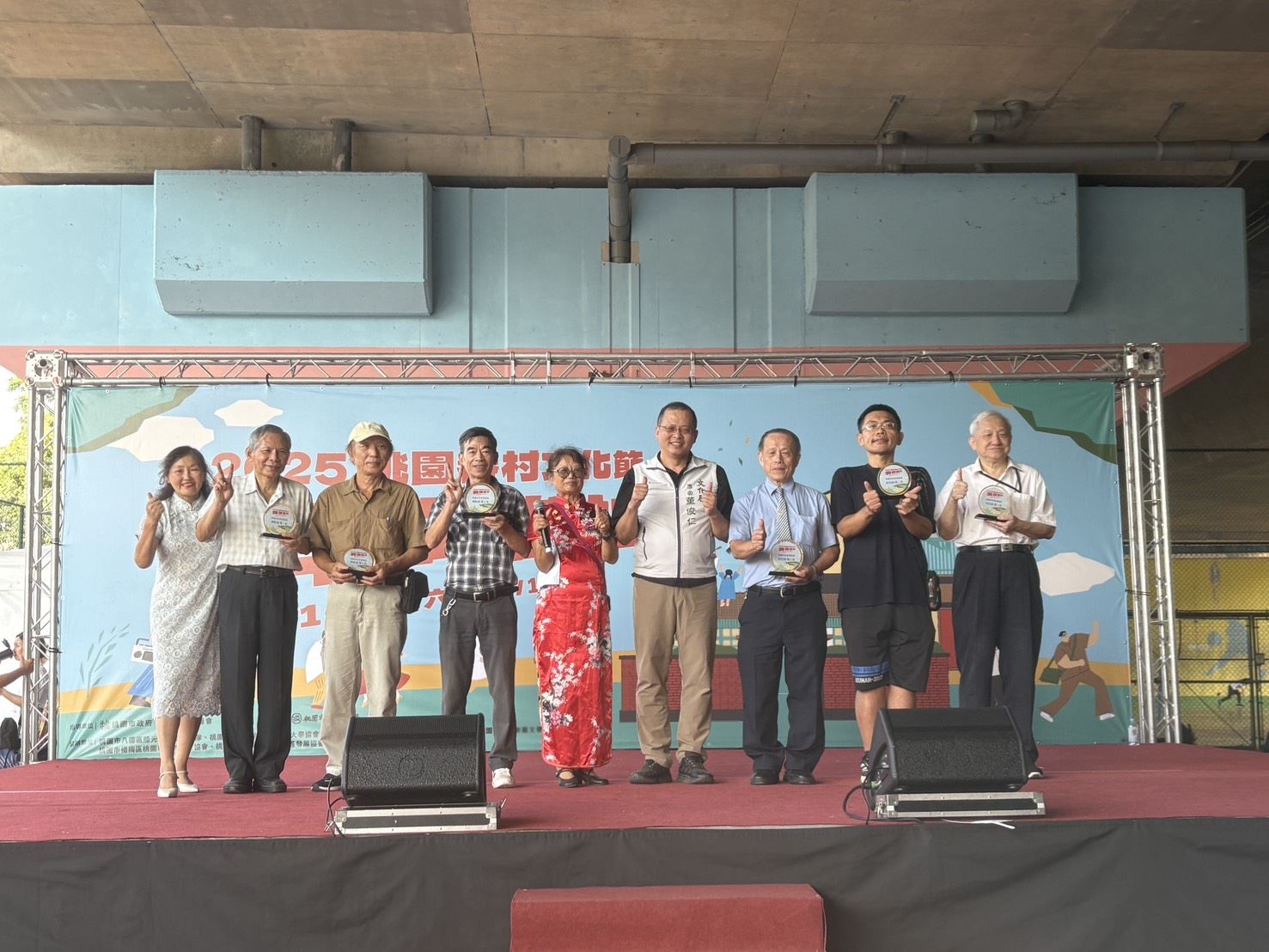 10月12(日)由桃園市政府文化局董俊仁專門委員於龍潭舞動園區為「青銀共好象棋競賽」頒獎。