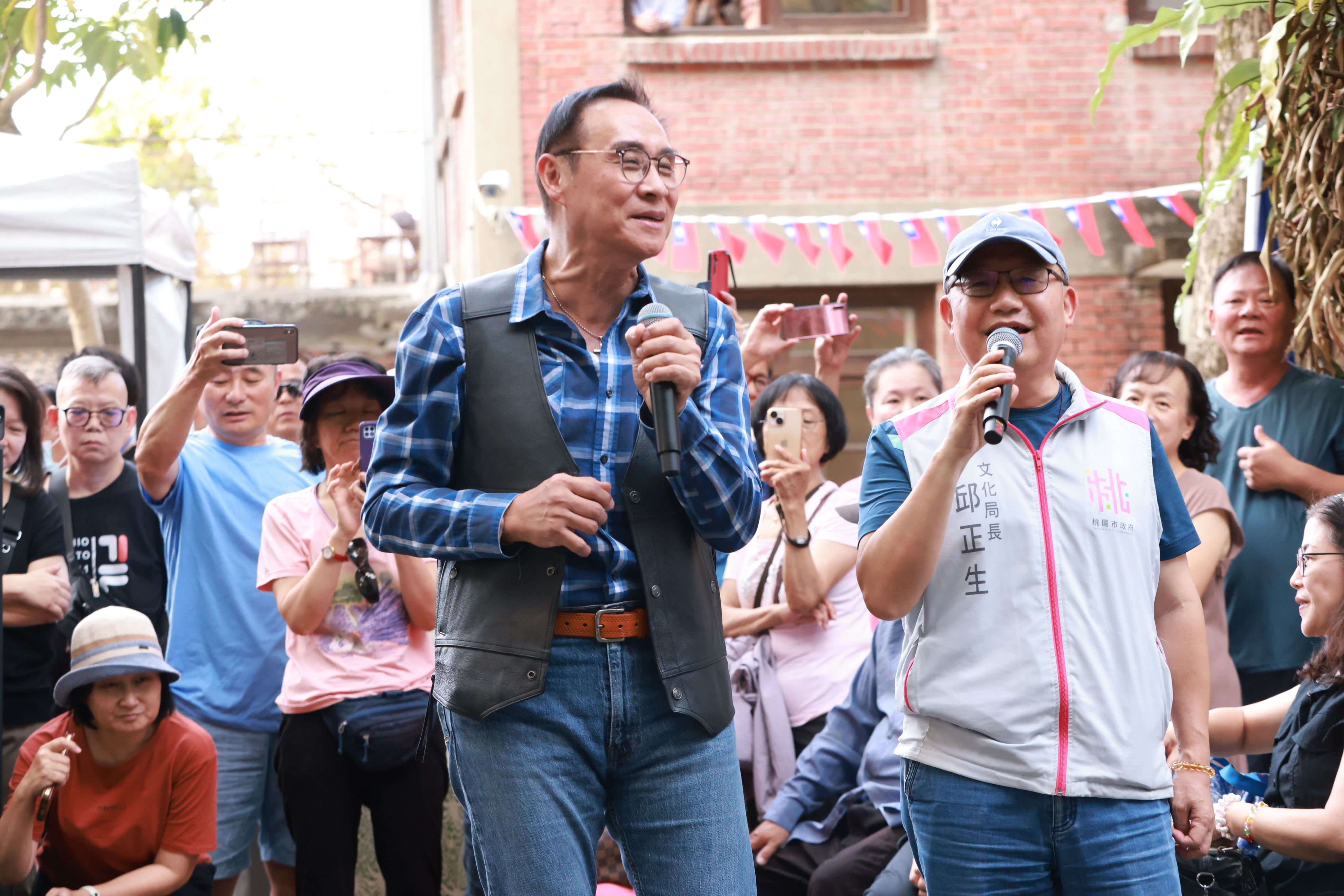 桃園市政府文化局邱正生局長與「民歌王子」王瑞瑜一同唱起經典民歌。
