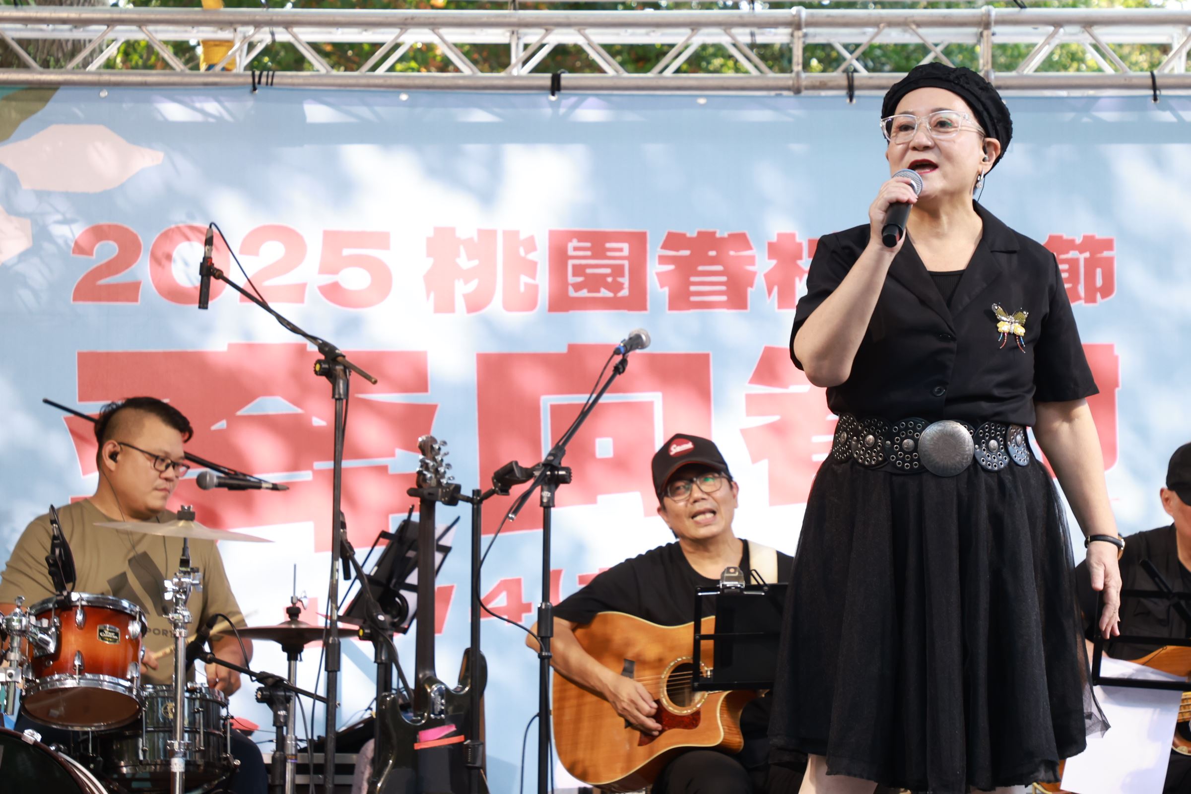 「光陰有歌」民歌演唱會，現場邀請到歌聲甜美也創作無數經典的歌手邰肇玫。