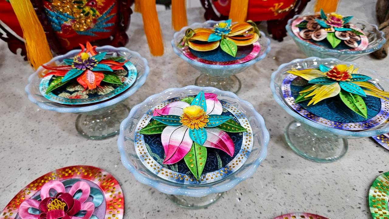 曾國棻藝師製作之客家盤花，展現細緻工藝。