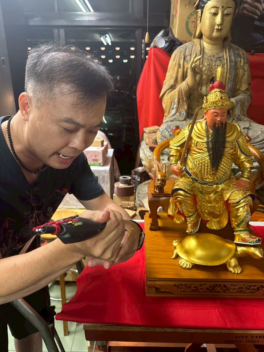 吳政男藝師於大學教授相關課程,致力推廣與傳承傳統工藝,圖為示範粉線技法。