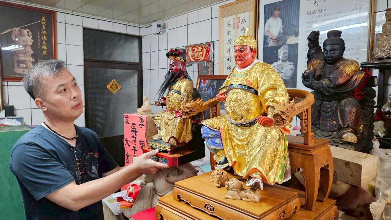 吳政男藝師承襲福州派粧佛技藝，專精木雕、粉線、彩繪與安金等工法。