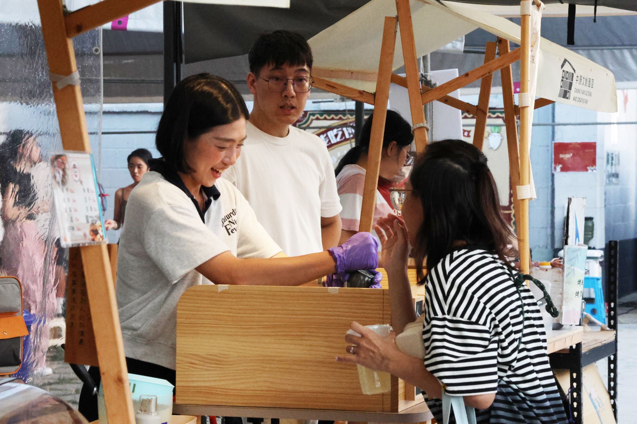 「中原文創613市集」攤商與民眾互動 攤商：餓到焦麗