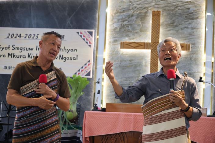 Lmuhuw口述傳統是泰雅族語言智慧的結晶，圖為登錄前說明會達少‧瓦旦(左)與巴度瓦旦(右)現場吟唱