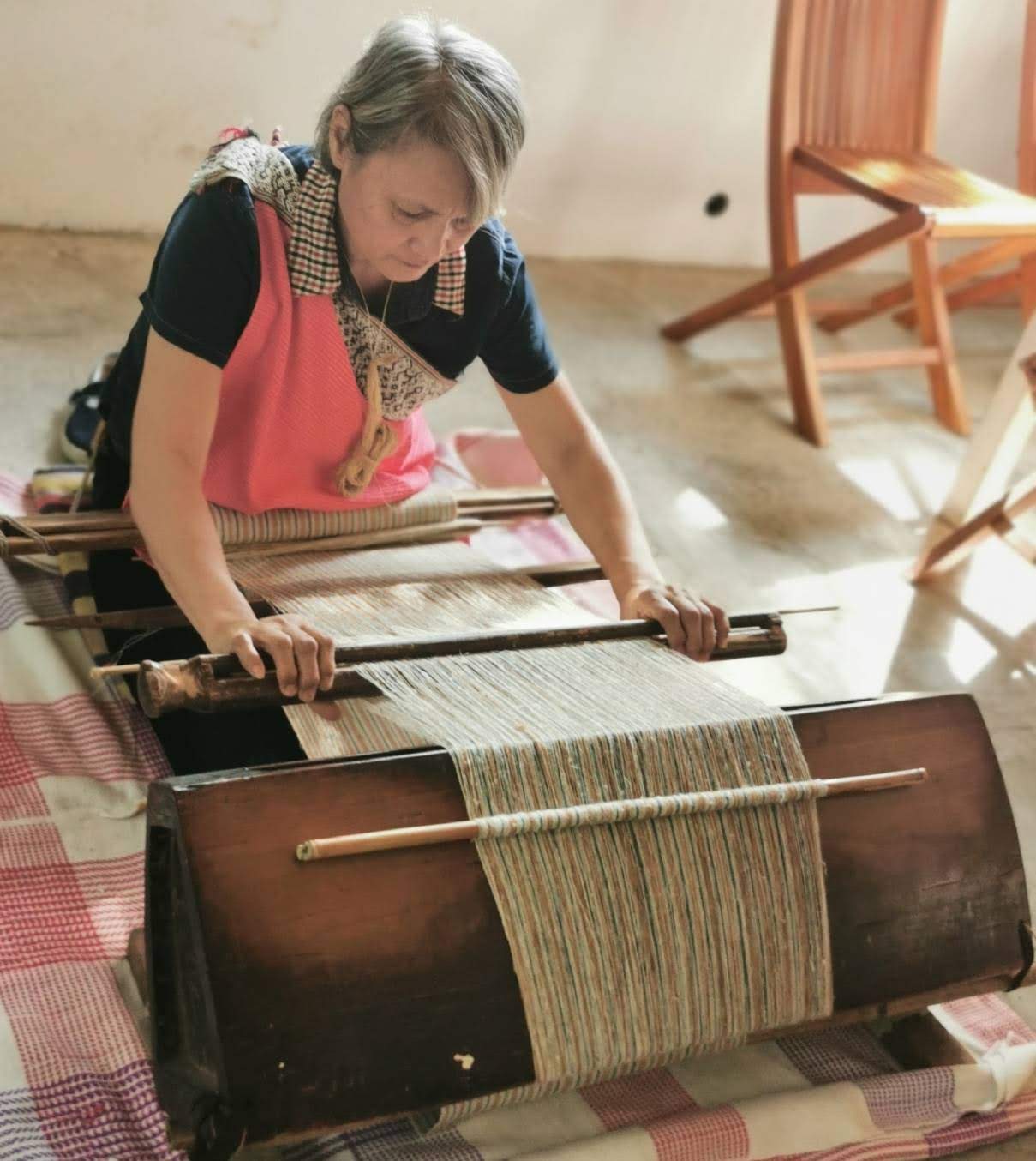 王碧珠精通浮織與緯挑技法，圖為織布工作照
