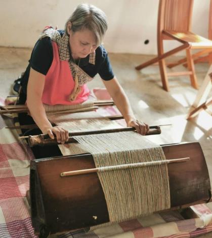 王碧珠精通浮織與緯挑技法，圖為織布工作照
