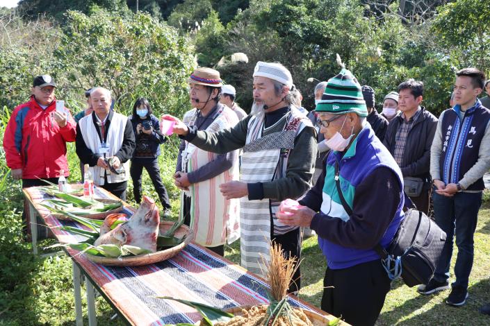 楊崇德（圖中舉杯者）2021年一月「桃園市泰雅族大豹群族裔協會」成立祭告祖靈