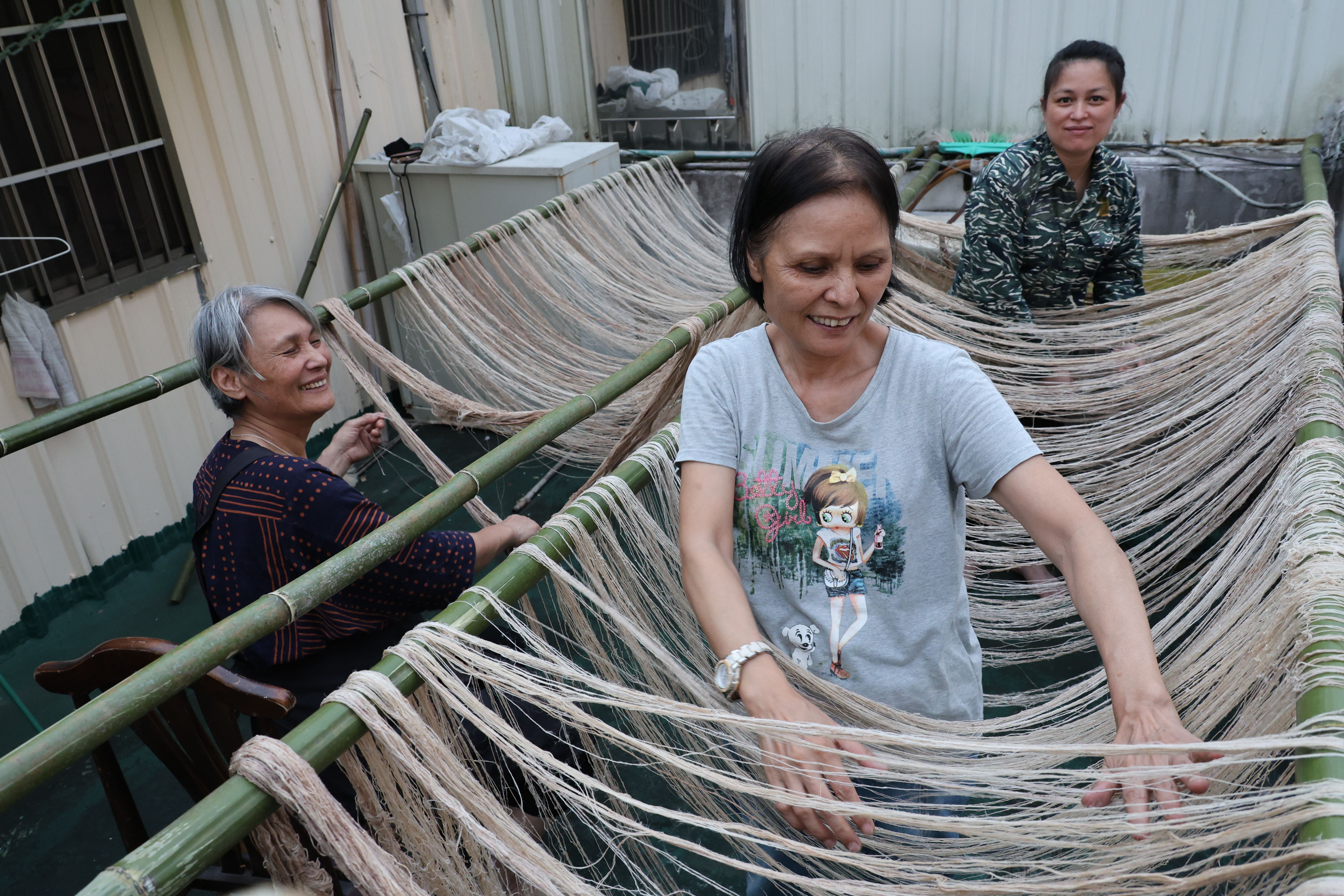 王碧珠、王碧珍及宗貞嫻(由左至右)三位保存者皆掌握傳統泰雅織布工藝知識及技法