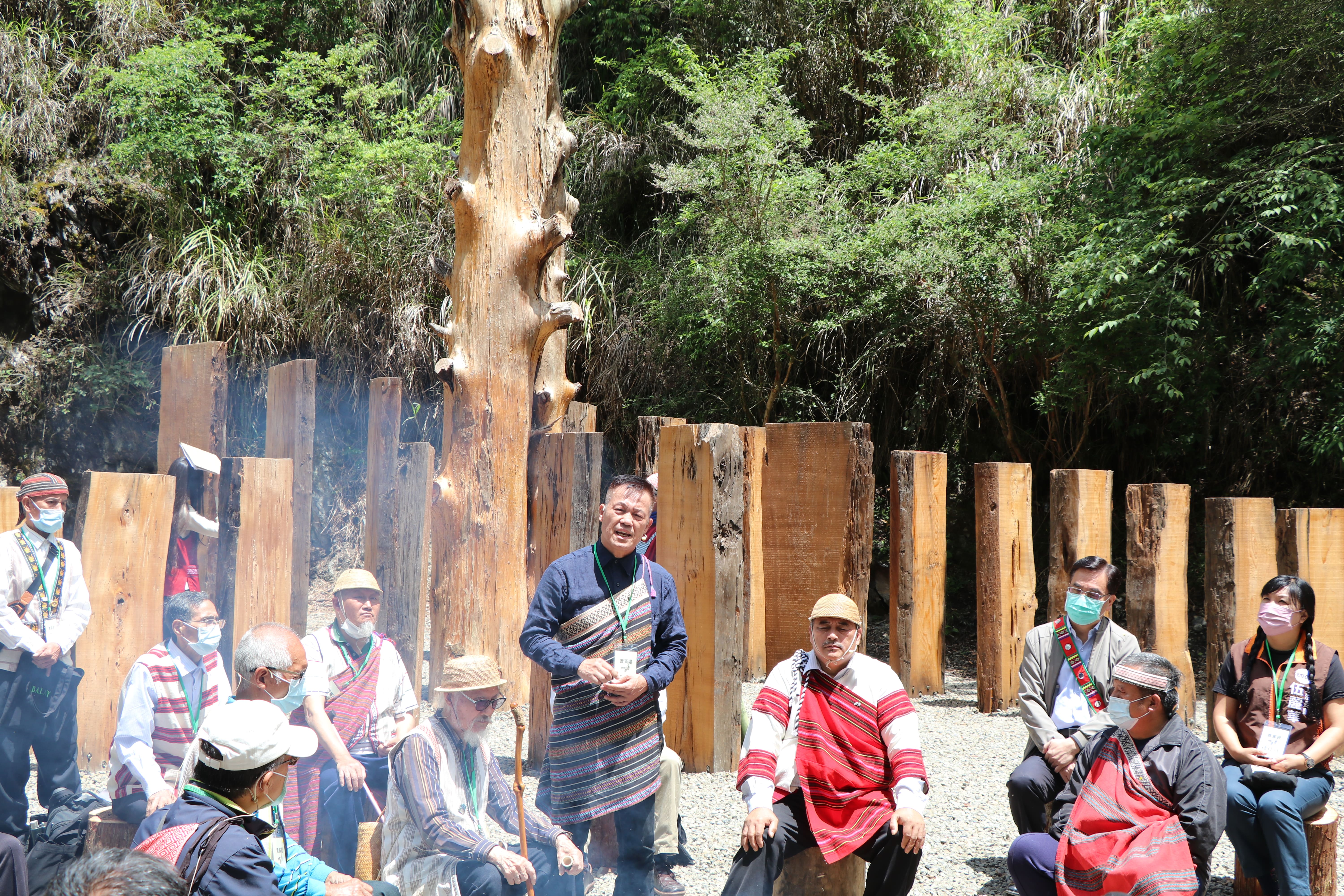 達少瓦旦(圖中站立者)為「TAYAL泰雅爾Skaru流域部落群與國家山林治理機關Sbalay和解儀式」