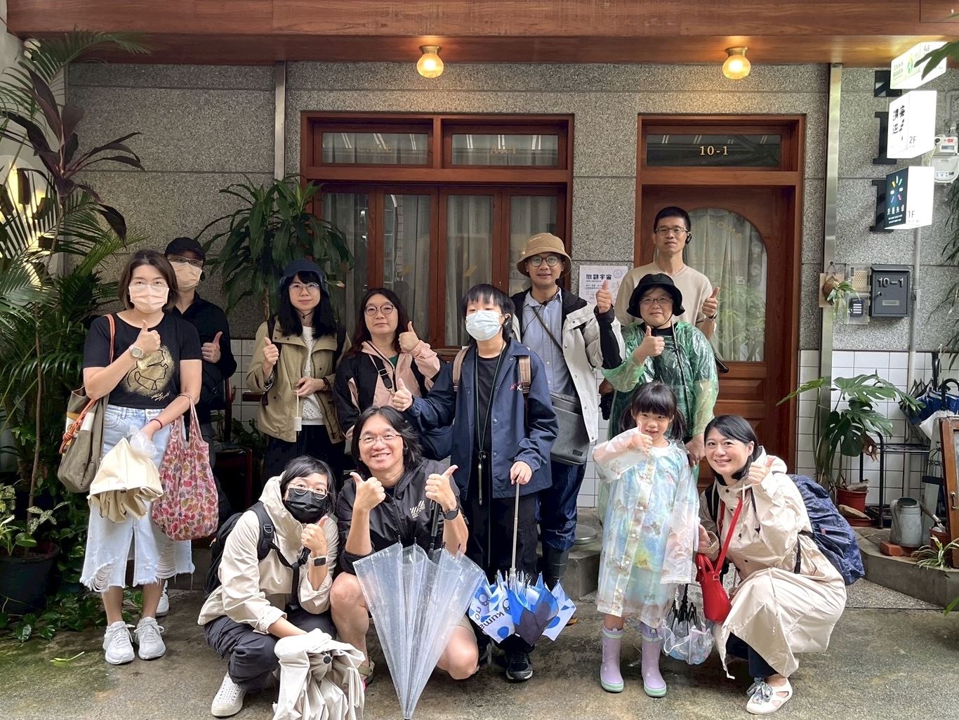 《舊城散步趣-桃園區》走讀至只是光影獨立咖啡廳合影