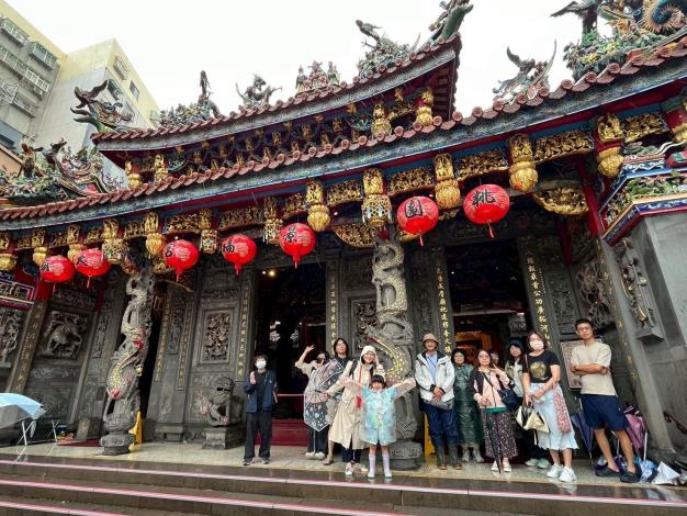 《舊城散步趣-桃園區》走讀至大廟景福 與廟門合影