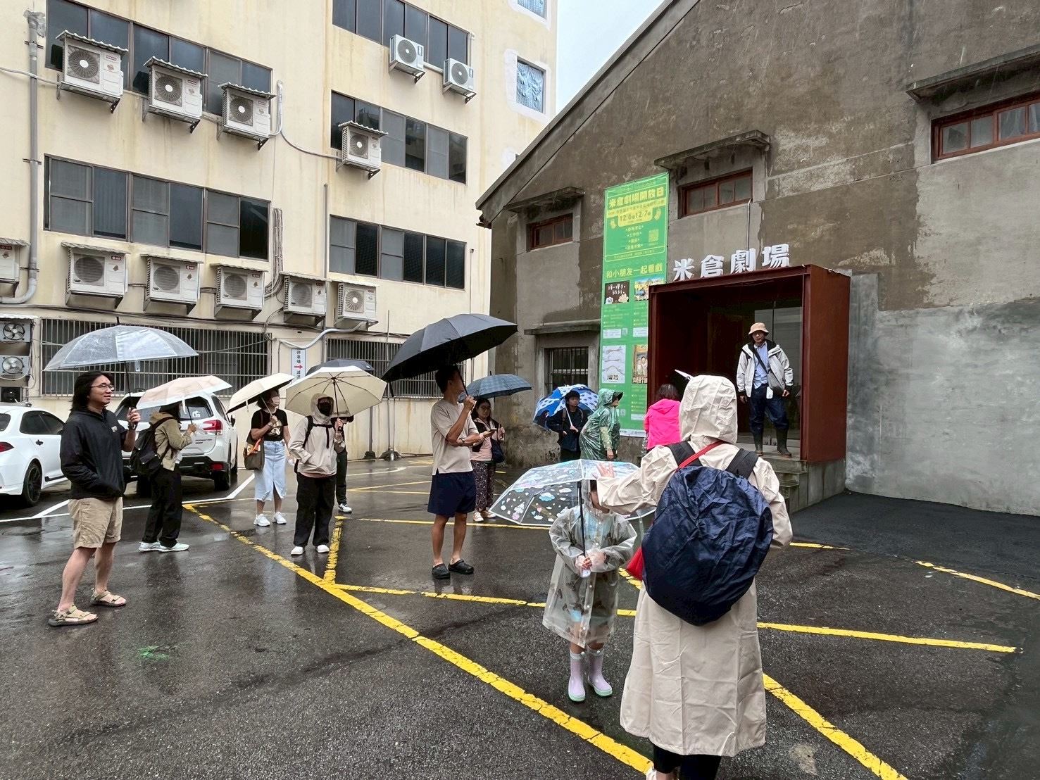 《舊城散步趣-桃園區》走讀至米倉劇場 認識地方藝術文化場域 民眾仔細聆聽參與