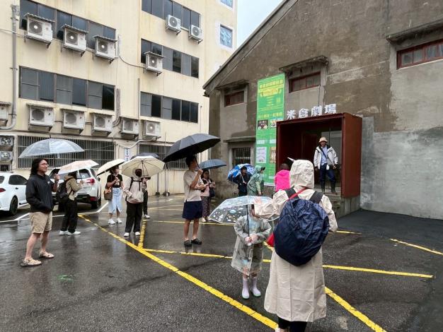 《舊城散步趣-桃園區》走讀至米倉劇場 認識地方藝術文化場域 民眾仔細聆聽參與