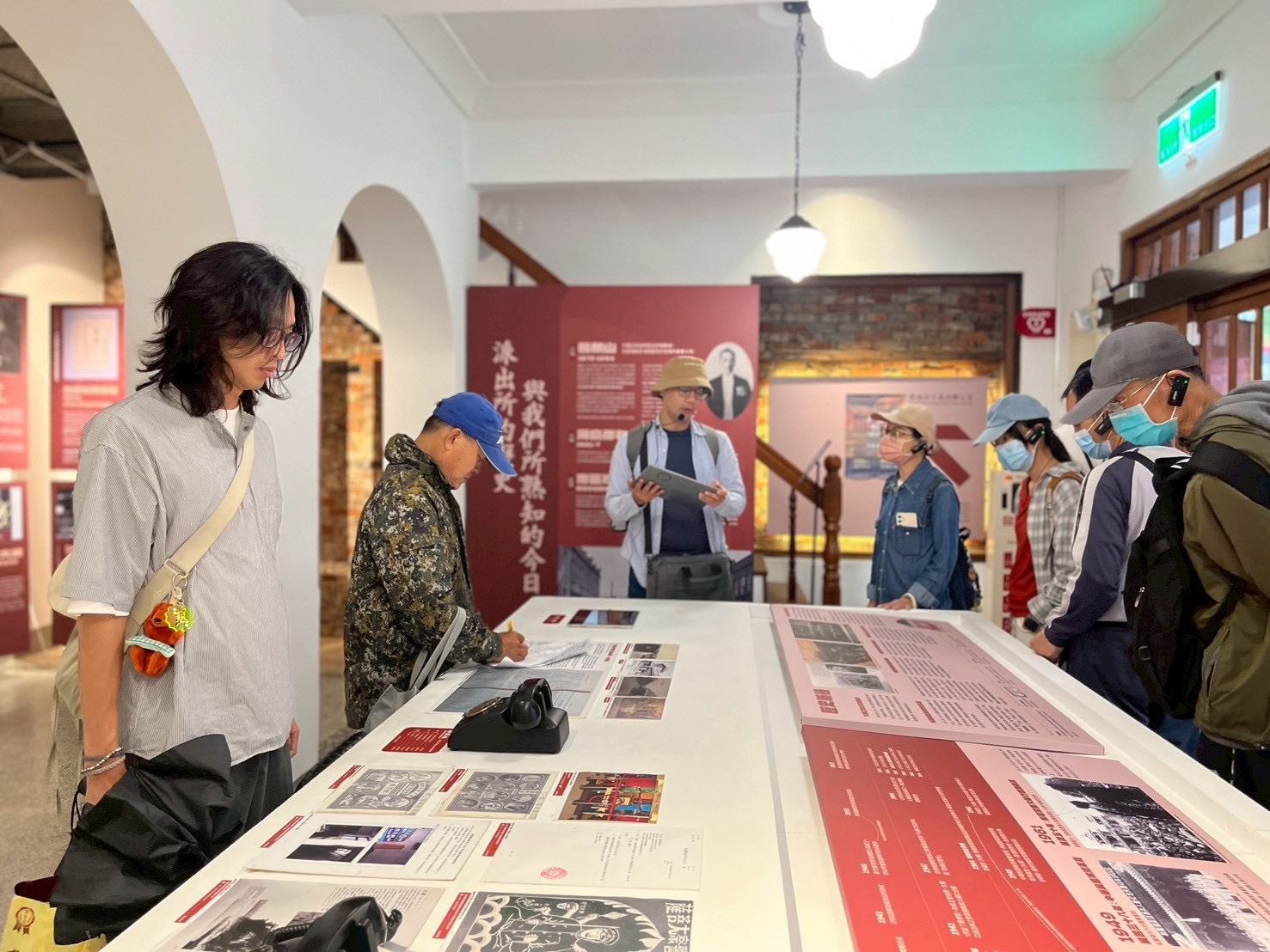 《舊城散步趣-桃園區》走讀至大廟口派出所-舊城再生基地 聆聽常設展「曾經的本島第一所」導覽