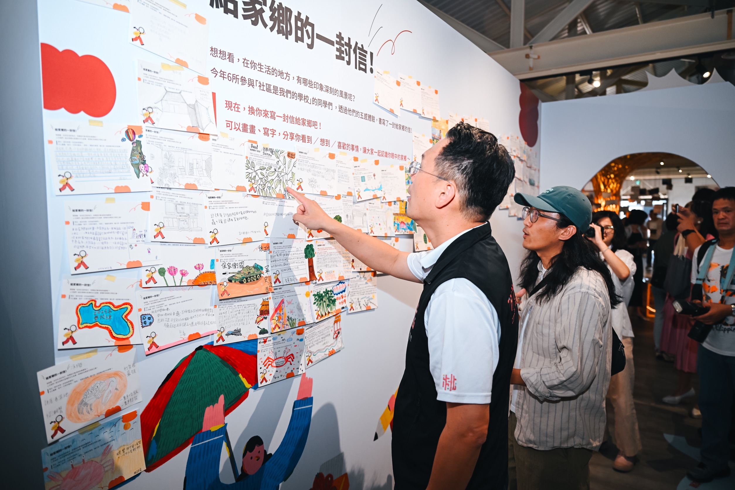 2025社博會：桃園市蘇副市長俊賓欣賞學童親手繪製的「給家鄉的一封信」_0