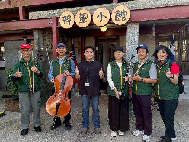 文化局郭科長俊麟與表演團隊「太武志工隊樂團」合照