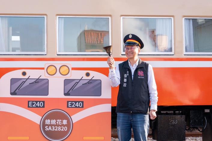 張市長與總統花車合影