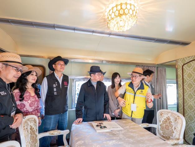 臺鐵公司向貴賓介紹鐵道文化