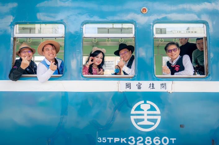 市長與貴賓在車廂內合影