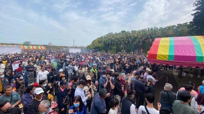 葉五美宗族於祖塔前參與祭祖儀式，數千人自發參與，是目前已知臺灣規模最大的單姓宗族清明祭祖活動。