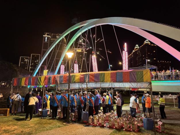 「南崁五福宮五大庄聯合中元普度」，延續傳統農村多層級輪值祭祀模式，現於南崁大橋旁南崁溪施放水燈。